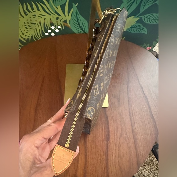 TEMP OFF MARKET Louis Vuitton🤎💃 Monogram Canvas Cosmetic Clutch Insert & Strap - Picture 4 of 9